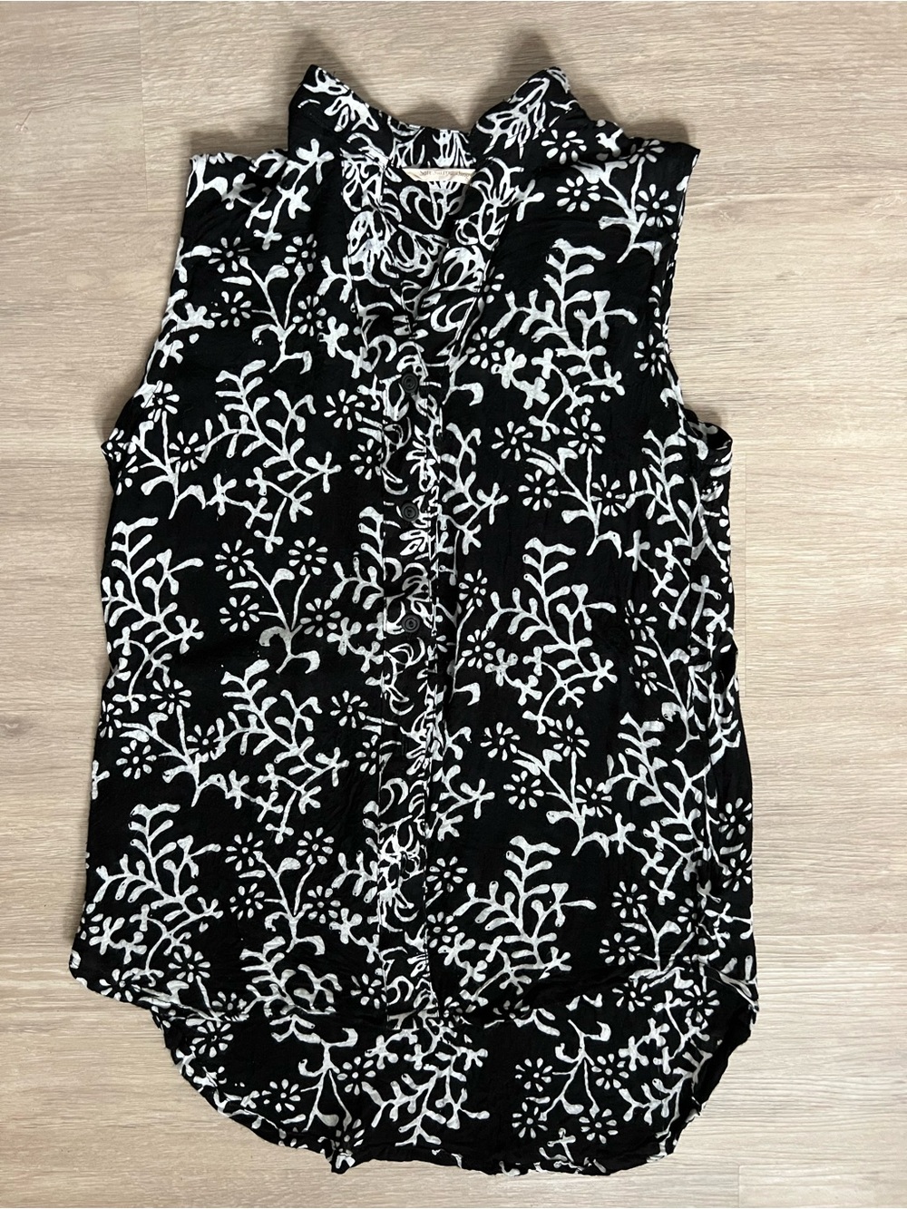 Soft Surroundings Black & White Floral Sleeveless Blouse XS button down